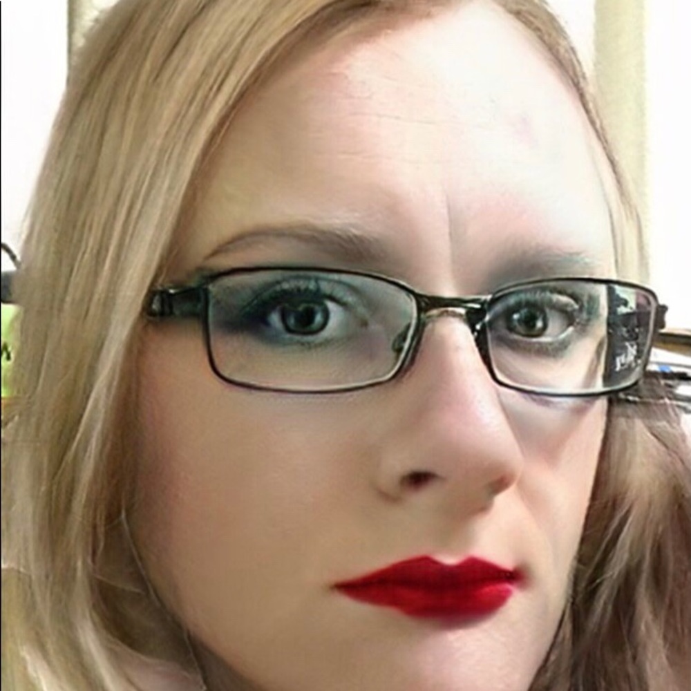 Meet your Posher Briana,